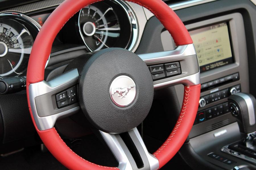  Ford Mustang GT Convertible 2013 года  (фото 22 из 65)